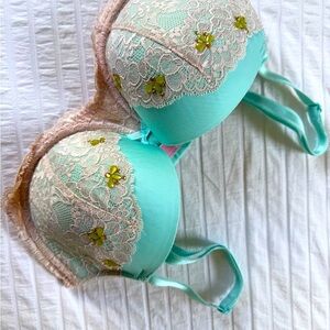 VICTORIA’S SECRET Elegant Lace Trimmed Bra in Mint and Beige
